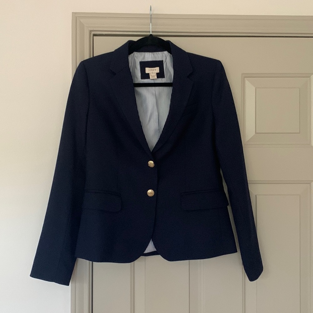 Navy blue women’s blazer. Like new condition.